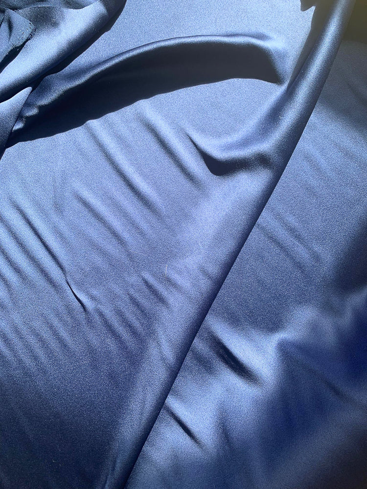 Tissu crêpe envers satin bleu roi.